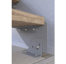 Detailansicht einer Treppenbefestigung mit Bolzen und Holzstufe