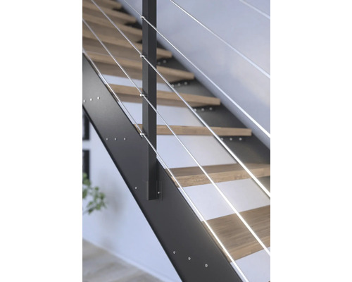 Detailansicht einer Treppe mit Holzstufen und Geländer aus Metallseilen