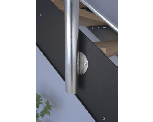 Detailaufnahme einer Treppe mit Edelstahlgeländer