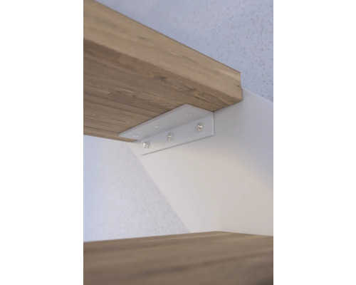 Tablette fixée au mur avec une équerre