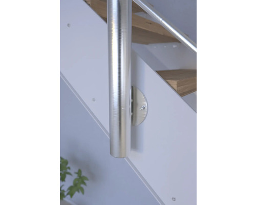 Vue détaillée d''un escalier avec une rampe métallique
