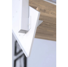 Detailansicht eines weißen Wandregals aus Holz an einer Wand befestigt