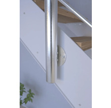 Detail einer Treppe mit silberfarbenem Geländerpfosten und Halterung
