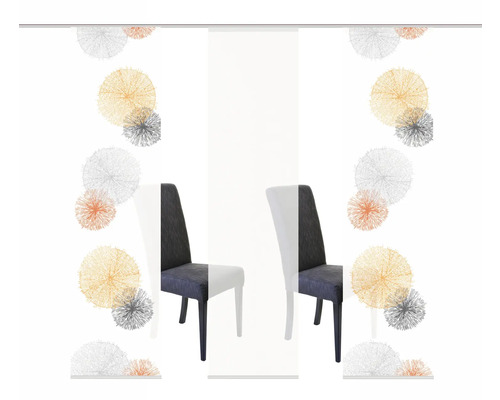 Zwei Stühle vor einem weißen Schiebevorhang mit Muster