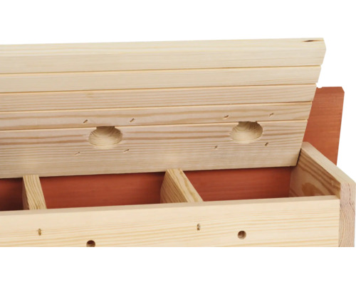 Vue détaillée d''un nichoir en bois avec un trou d''entrée.