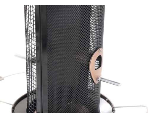 Vue détaillée d''une mangeoire à oiseaux avec une structure en filet et des ouvertures pour la nourriture.