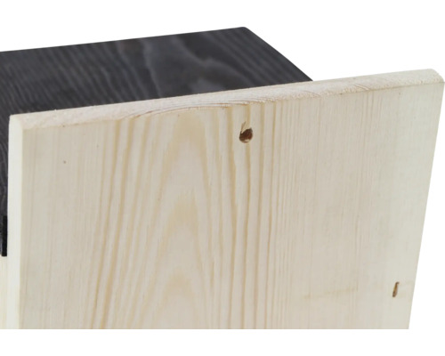 Detailansicht eines Holzbausatzes mit vorgebohrten Löchern