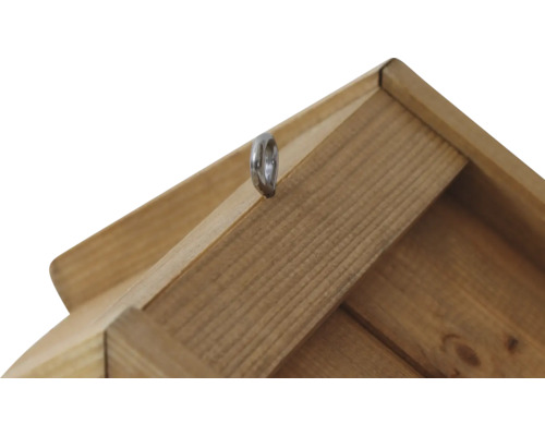 Vue détaillée d''une suspension de nichoir en bois avec anneau métallique