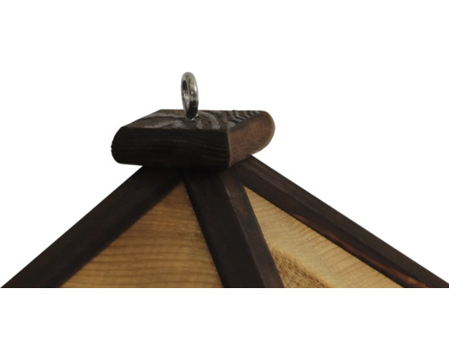 Vue détaillée d''un nichoir en bois avec dispositif de suspension