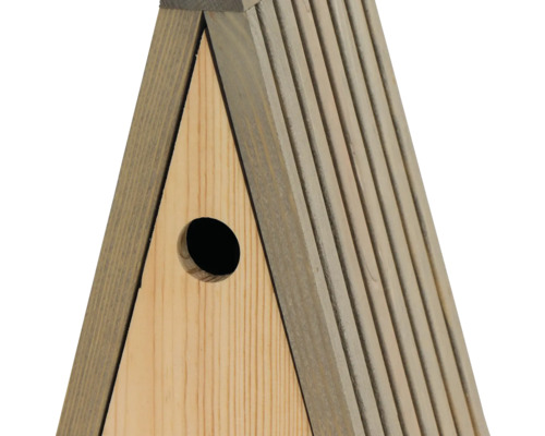 Vue détaillée d''un nichoir en bois avec un trou d''envol rond