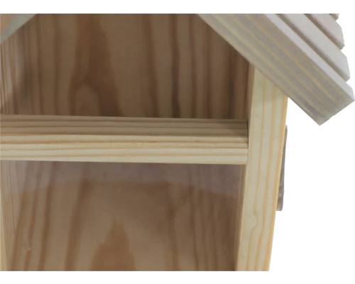 Detailansicht eines unbehandelten Holz-Nistkastens mit Regalboden