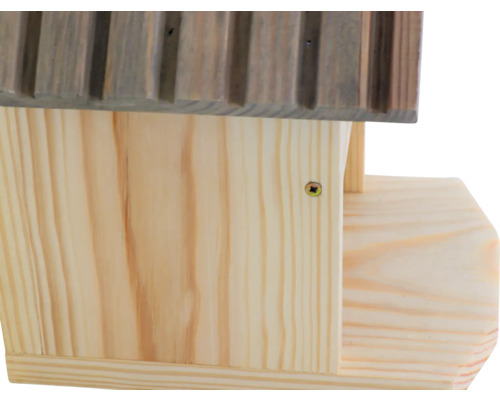 Detailansicht eines hölzernen Vogelhauses mit strukturiertem Dach