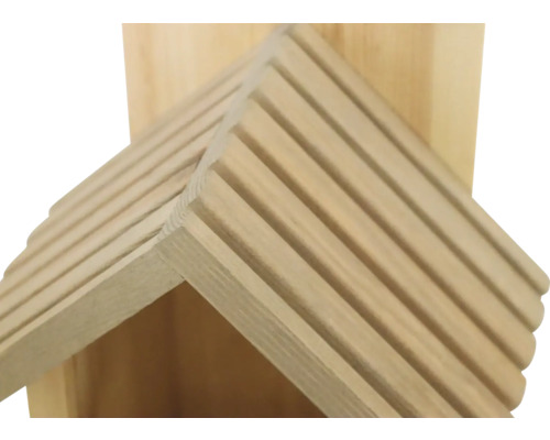 Detailansicht eines hölzernen Vogelhauses mit geriffeltem Dach