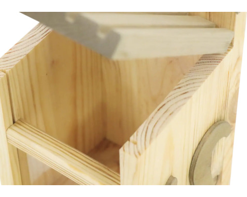 Vue détaillée d''un nichoir en bois avec toit ouvert