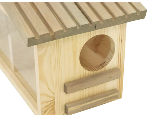 Vogelhaus aus Holz mit rundem Eingangsloch