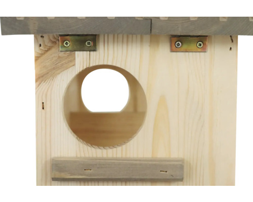 Detailansicht eines Vogelhauses aus Holz mit runder Öffnung