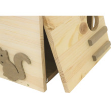 Detailansicht eines Eichhörnchenhauses aus Holz mit seitlicher Eichhörnchenapplikation und offenem Deckel