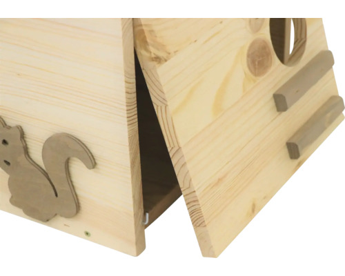 Detailansicht eines Eichhörnchenhauses aus Holz mit seitlicher Eichhörnchenapplikation und offenem Deckel