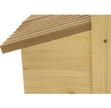 Detailansicht eines hölzernen Nistkastens mit Dach