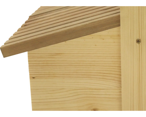 Detailansicht eines hölzernen Nistkastens mit Dach