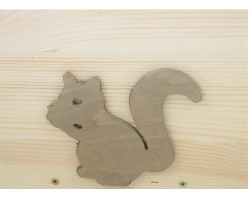 Dekorative Eichhörnchen Silhouette aus Pappe auf Holz