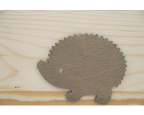 Hérisson décoratif en bois sur une table en bois