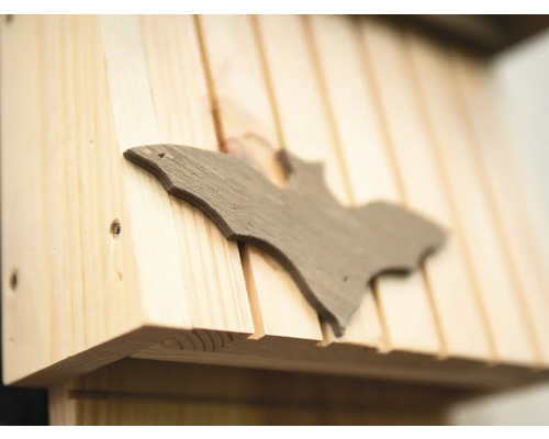 Fledermaushaus mit Fledermaus-Silhouette aus Holz