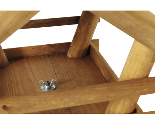 Vue détaillée de la sous-construction d''une cabane à oiseaux avec fixation par écrou papillon