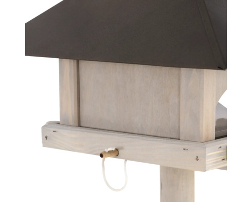 Vue détaillée d''une maison pour oiseaux avec toit