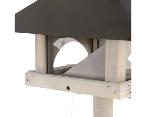 Vue détaillée d''une cabane à oiseaux avec un toit