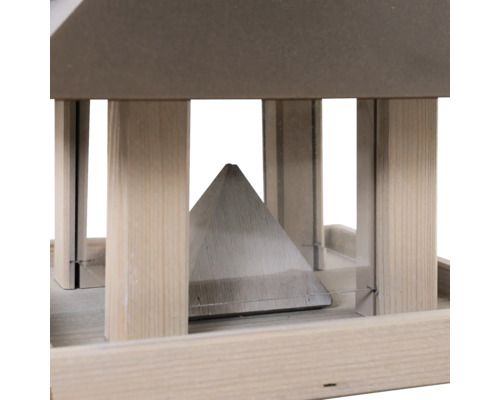 Vue détaillée d''une mangeoire en bois avec un distributeur de nourriture pyramidal