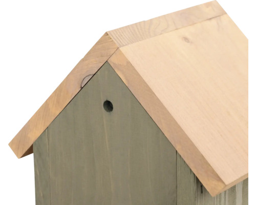 Vue détaillée d''un nichoir avec toit en bois et trou d''envol