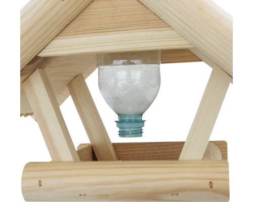 Vue détaillée d''une mangeoire à oiseaux avec distributeur de nourriture en plastique