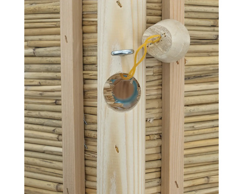 Vue détaillée d''un hôtel à insectes en bois avec cordon de serrage