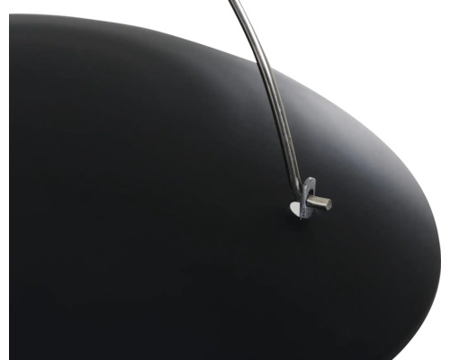 Gros plan d''une vasque à feu noire avec suspension