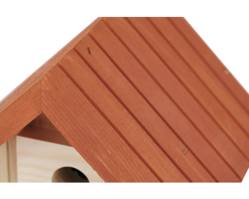Vue détaillée du toit d''un nichoir en bois