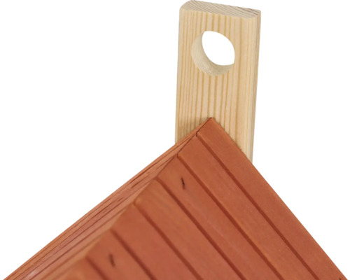 Vue détaillée d''un nichoir avec toit en bois et suspension