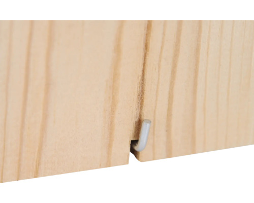 Vue détaillée d''une planche en bois avec un crochet encastré