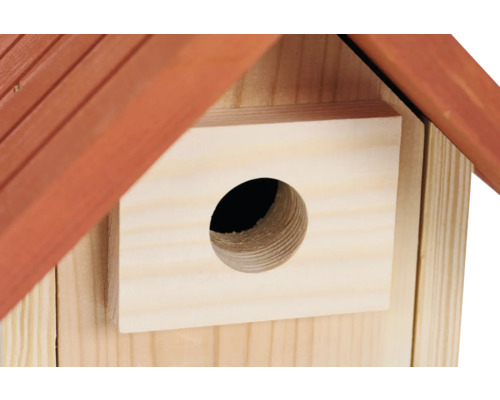 Vue détaillée d''un nichoir avec un trou d''entrée rond