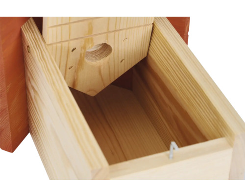 Vue détaillée d''un nichoir en bois avec trou d''envol