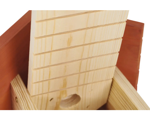 Vue détaillée d''une boîte à chauves-souris en bois avec trou d''envol