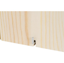 Detailansicht einer Holzplatte mit einem Metallstift zur Befestigung