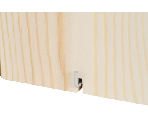 Vue détaillée d''une plaque en bois avec une goupille métallique pour la fixation