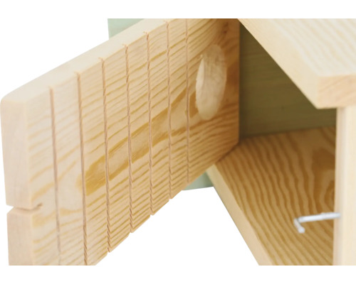 Vue détaillée d''un nichoir avec une fente ouverte