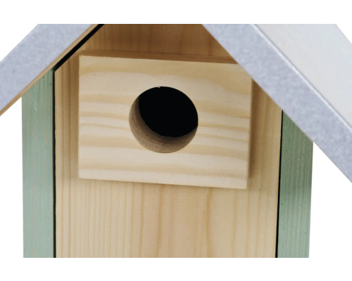 Vue détaillée d''un nichoir en bois avec un trou d''envol rond