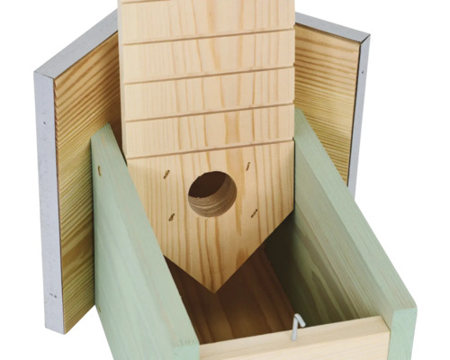 Vue détaillée d''un nichoir en bois avec un trou d''entrée rond.