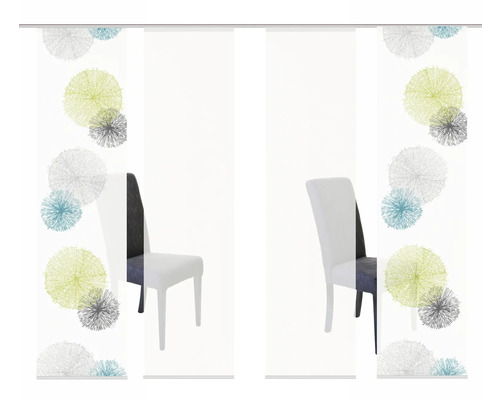 Panneau coulissant avec motif abstrait devant une chaise