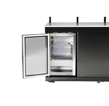 Réfrigérateur à boissons ouvert avec grille de rangement