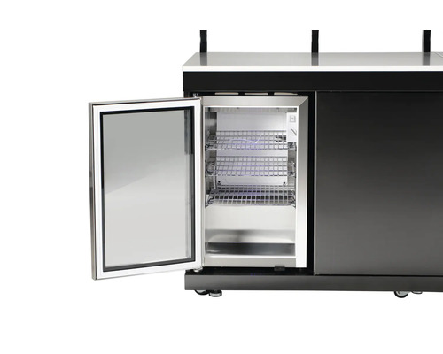 Réfrigérateur à boissons ouvert avec grille de rangement