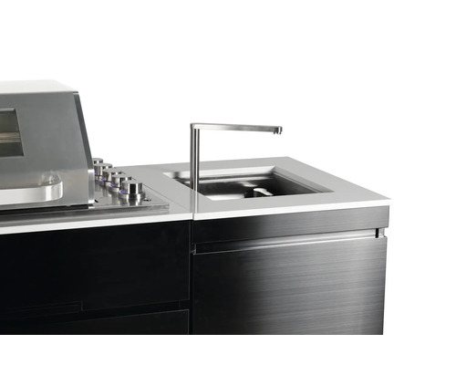 Vue détaillée d''une cuisine extérieure avec évier et robinet